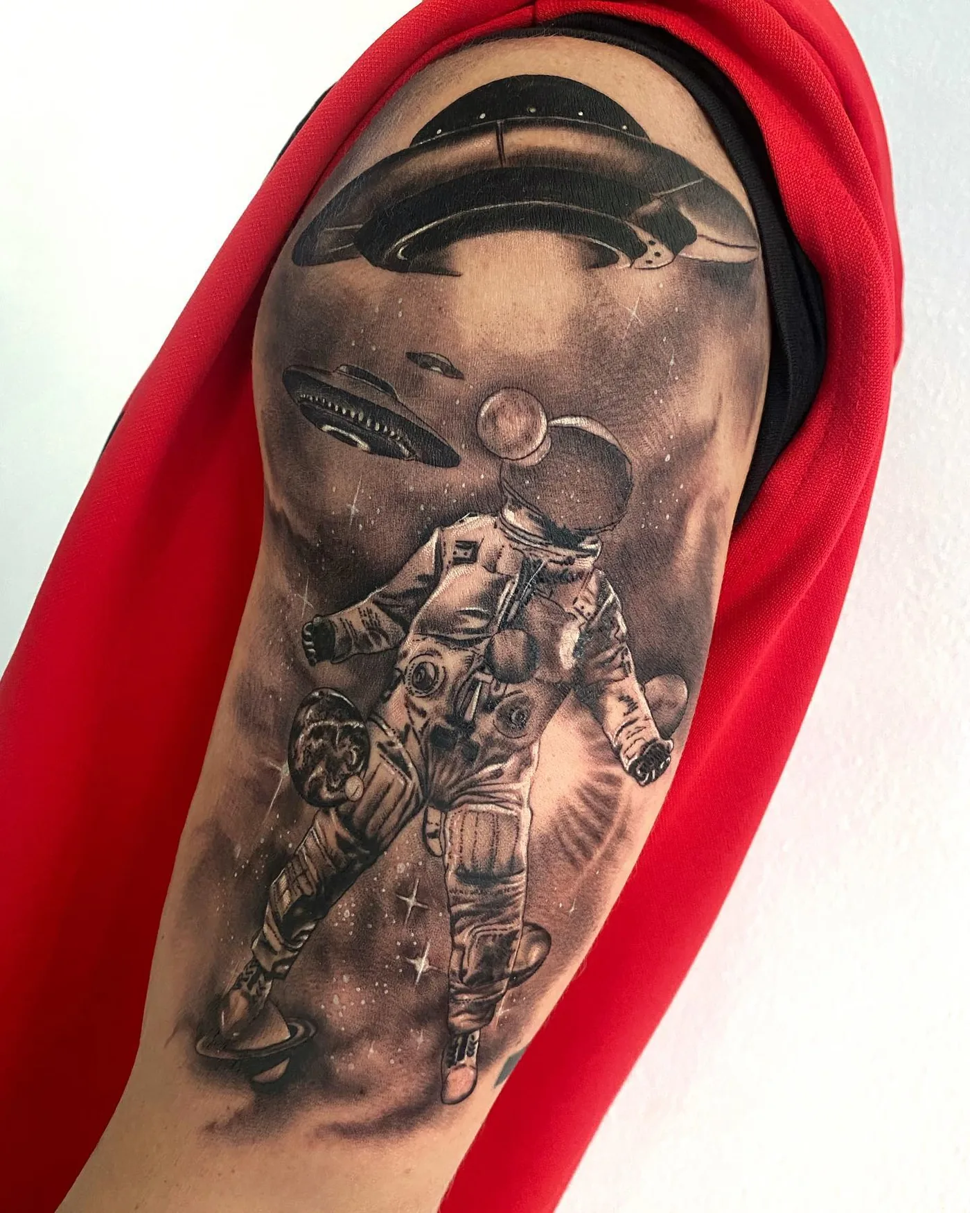 Astronauta flotando en el espacio, hombro