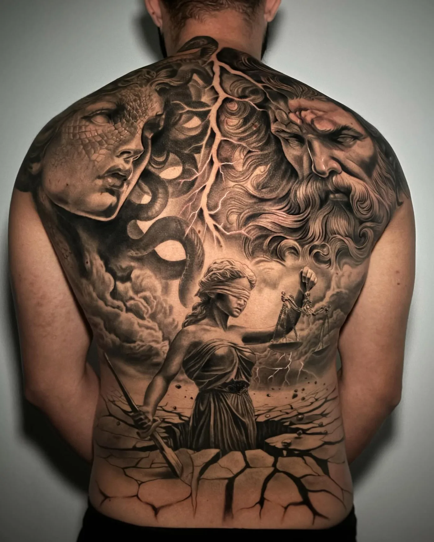 Espalda completa con Medusa, Zeus y la Justicia