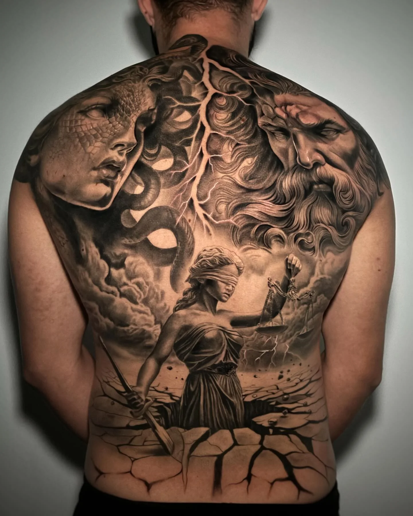 Espalda completa con Medusa, Zeus y la Justicia