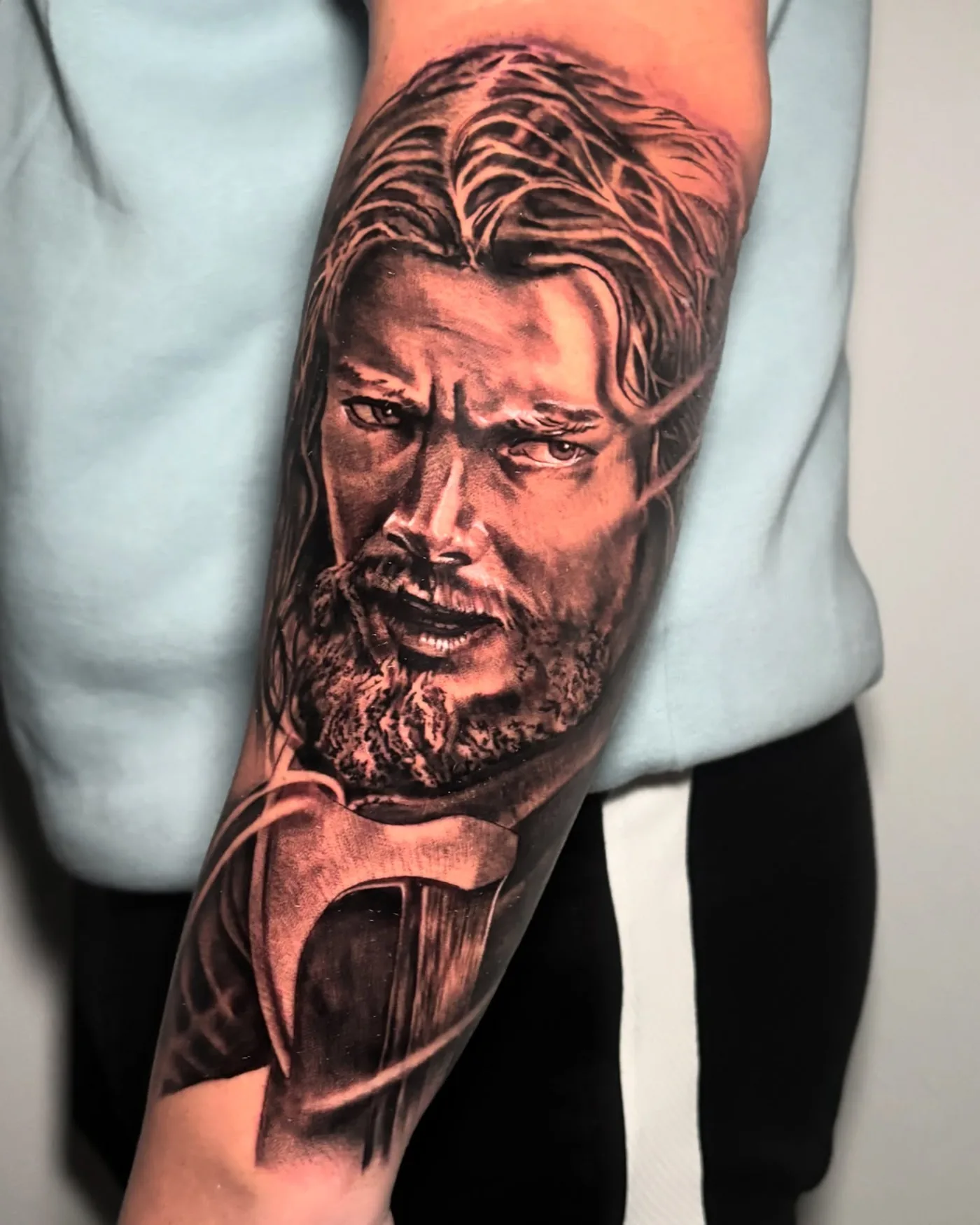 Retrato de guerrero vikingo, antebrazo
